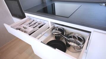 Køleskab, mikrobølgeovn, ovn, kogeplade