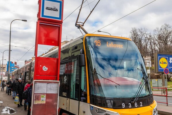 Un tranvía con el número 16 y destino 'Lehovec' en su parte frontal.