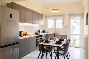 Kühlschrank, Mikrowelle, Ofen, Herdplatte