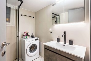 Douche, sèche-cheveux, serviettes fournies, shampoing