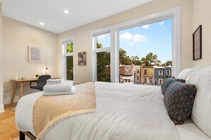 5 Schlafzimmer, Schreibtisch, Bügeleisen/Bügelbrett, Reisekinderbett