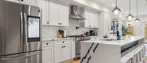 Frigorifero, microonde, forno, piano cottura