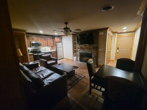 TV - Thanksgiving in Gatlinburg 2 Bedroom Condo Westgate Smokey Mountain Resort (Gatlinburg)