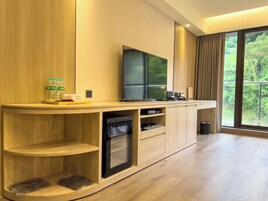 Habitación estándar con 2 camas individuales, vistas al patio | Edredones de plumas, escritorio, espacio para trabajar con un portátil