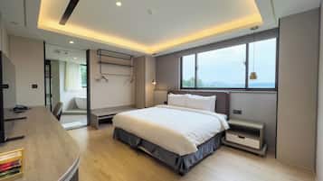 1 bedroom, down comforters, desk, laptop workspace