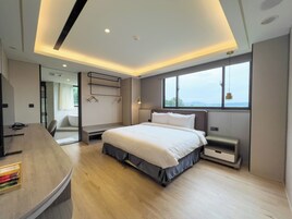 羽绒被、办公桌、笔记本电脑工作区、隔音