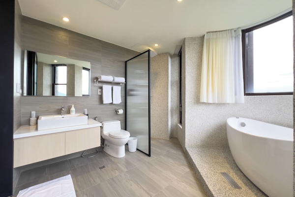 Luxury Apartment, River View | Bathroom | Shower, hydromassage showerhead, hair dryer, towels