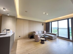 Luxury Apartment, River View | Down comforters, desk, laptop workspace, soundproofing - MoonShine Inn (Taoyuan City)