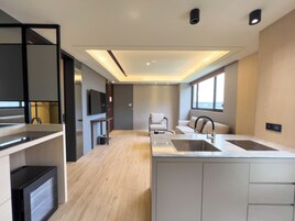 奢华公寓, 庭院景观 | 羽绒被、办公桌、笔记本电脑工作区、隔音