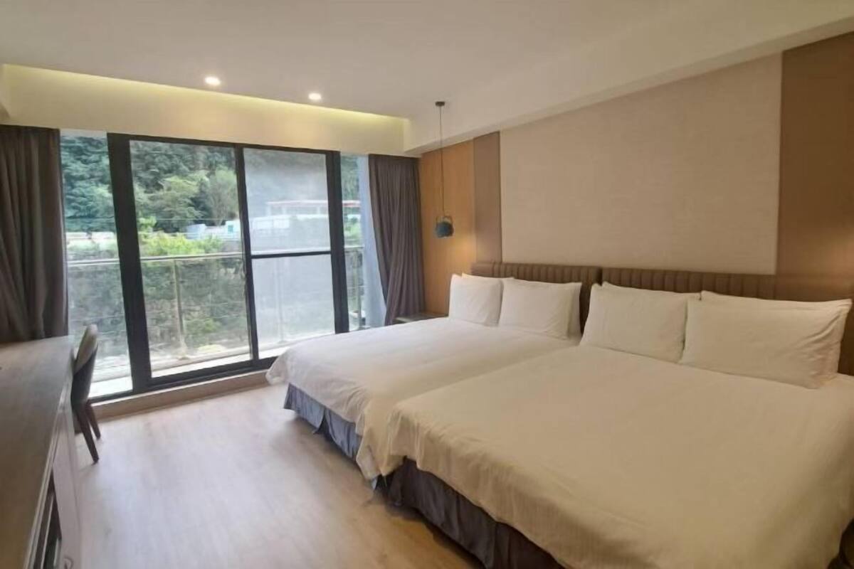 1 bedroom, down duvets, desk, laptop workspace