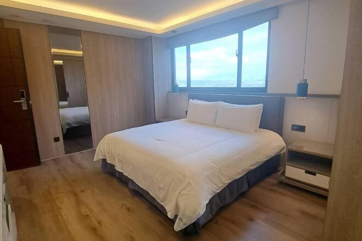 1 bedroom, down duvets, desk, laptop workspace