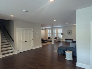 Chuveiro, banheira de hidromassagem, toalhas de banho, sabonete