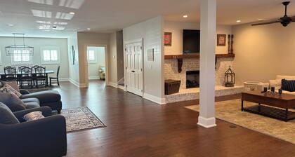 Charming 4-bedroom townhome in fabulous West Point. Great for Corporate Stays