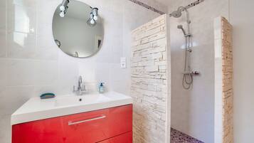 Douche, sĂšche-cheveux