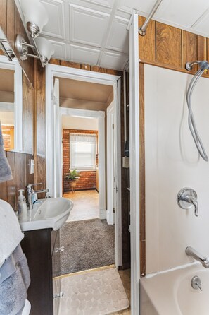 House, 2 Bedrooms | Bathroom | Towels, shampoo - 2BR Near Niagara Falls Parking + WiFi (Niagara Falls)