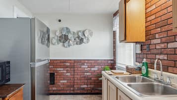Casa, 2 habitaciones | Cocina privada | Refrigerador, horno, cafetera y tetera y tostadora