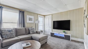 Casa, 2 habitaciones | Área de sala de estar | Smart TV