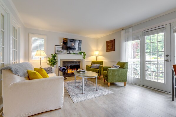 Condo, 1 Bedroom | Living area