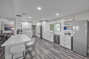 Maison, 4 chambres | Cuisine privée | Four, cafetière/bouilloire, grille-pain