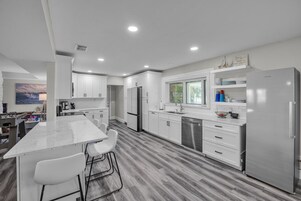 Casa, 4 habitaciones | Cocina privada | Horno, cafetera o tetera y tostadora