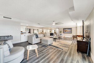 Casa, 4 habitaciones | Zona de estar | Una Smart TV, servicios de streaming