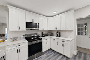 House, 4 Bedrooms | Private kitchen | Fridge, oven, coffee/tea maker, toaster