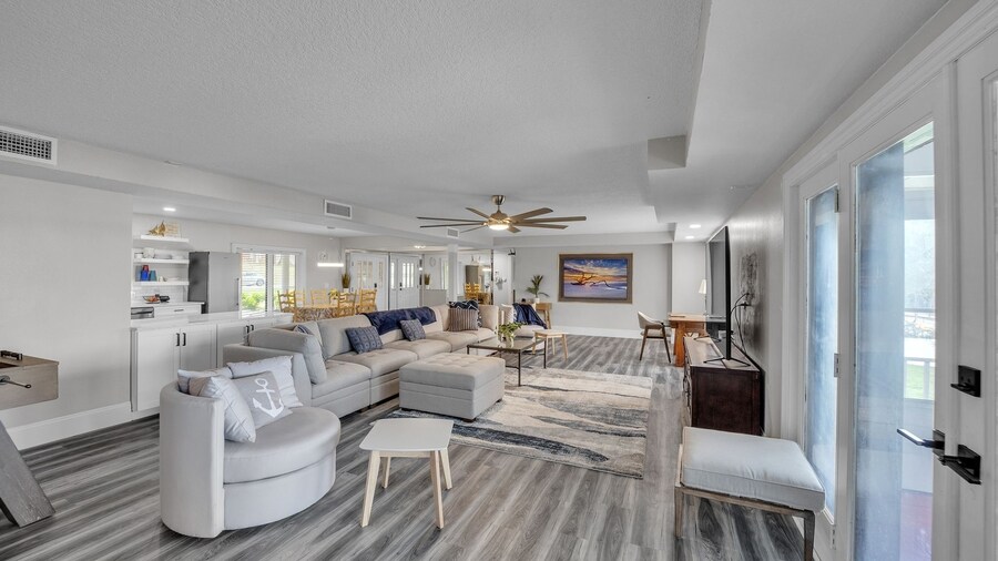 Beautiful Lake View Retreat Drivable To Theme Parks 3 Bedroom Home