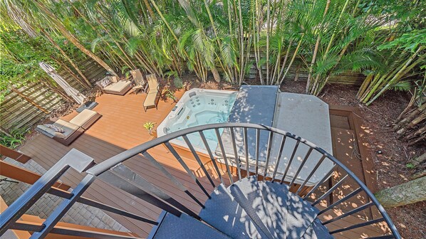 House, 4 Bedrooms | Outdoor spa tub