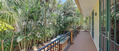 House, 4 Bedrooms | Balcony
