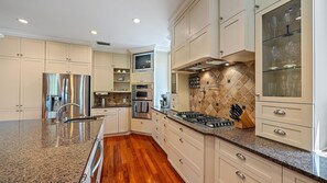 House, 4 Bedrooms | Private kitchen | Fridge, oven, coffee/tea maker, toaster