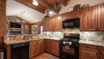 Cabin, 3 Bedrooms | Private kitchen | Fridge, oven, coffee/tea maker, toaster