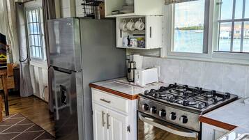 Fridge, oven, stovetop, coffee/tea maker