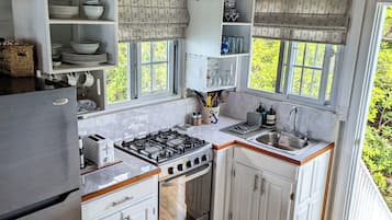 Refrigerador, horno, parrilla de estufa y cafetera y tetera