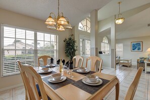 Dining - Spacious 4-bed lakeside pool villa near Disney (Kissimmee)