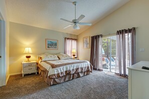 4 bedrooms, in-room safe, desk, iron/ironing board - Spacious 4-bed lakeside pool villa near Disney (Kissimmee)