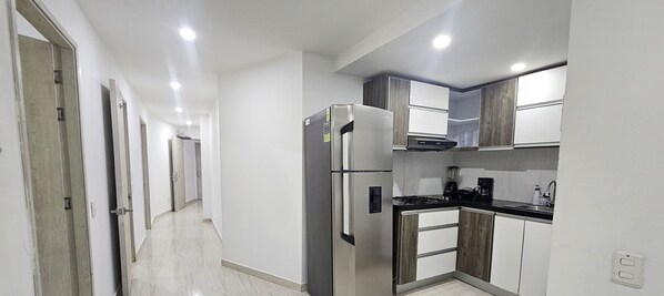 Refrigerador, microondas, horno y cafetera y tetera