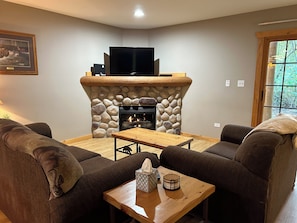 TV, books - Cozy 2-bedroom cabin steps away from starved rock state park (North Utica)