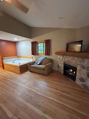 TV, books - Cozy 2-bedroom cabin steps away from starved rock state park (North Utica)