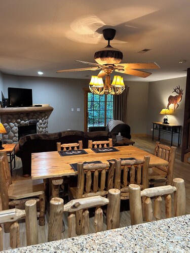 Cozy 2-bedroom cabin steps away from starved rock state park