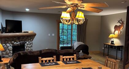 Cozy 2-bedroom cabin steps away from starved rock state park