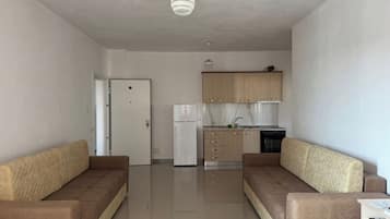 Departamento, 1 habitación, balcón, vista a la ciudad | Área de sala de estar | Televisión de pantalla plana de 40 cm con canales por cable