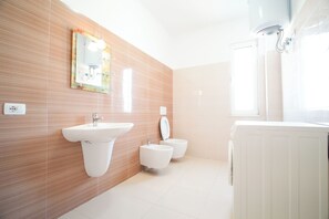 Artículos de tocador gratuitos, secador de pelo, bidet, toallas