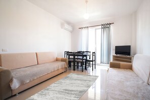 Departamento, 1 habitación, balcón, vista a la ciudad | Área de sala de estar | Televisión de pantalla plana de 40 cm con canales por cable 