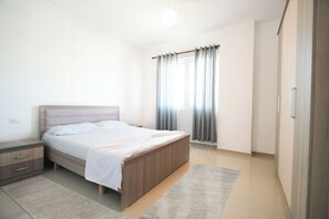 Appartement, 1 slaapkamer, balkon, uitzicht op de stad | Geluiddichte muren, een strijkplank/strijkijzer, gratis wifi