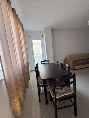 Departamento, 1 habitación, balcón, vista a la ciudad | Área de sala de estar | Televisión de pantalla plana de 40 cm con canales por cable 