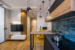 Fridge, microwave, electric kettle, cookware/dishes/utensils - Tribunali Trendy Apartment by Wonderful Italy (Napoli)