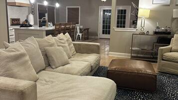 TV connectée, livres, médiathèque