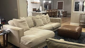 TV connectée, livres, médiathèque