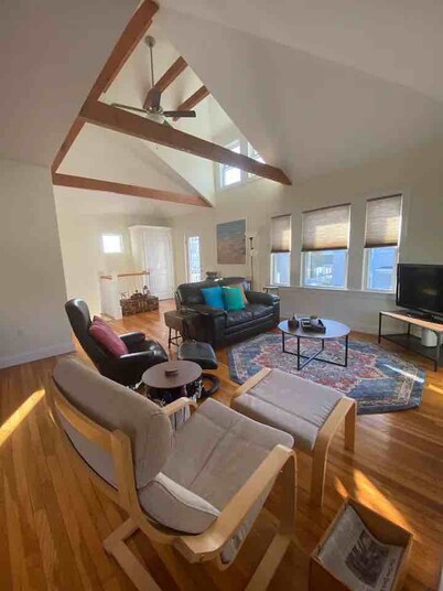 Sunny and spacious 2-BR condo near Hospitals, Universities and Biotechs