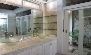 Villa, vistas a la piscina | Baño | Albornoces